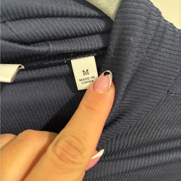 Aritzia freshman cropped sweater turtleneck NWT! - Picture 4 of 6